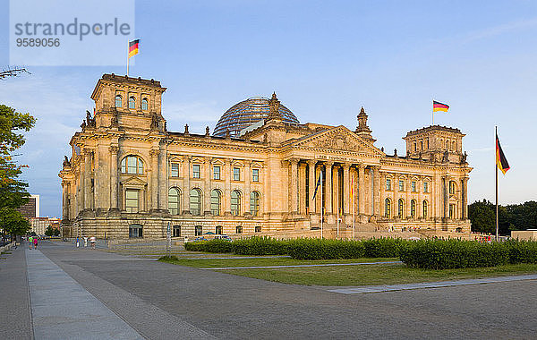 Deutschland  Berlin  Reichstagsgebäude bei Sonnenuntergang