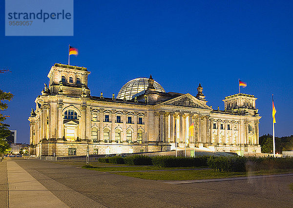 Deutschland  Berlin  Reichstagsgebäude bei Nacht beleuchtet