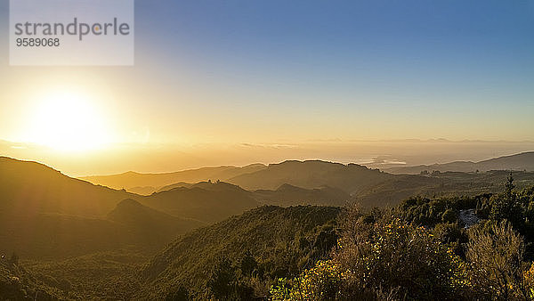 Australien  Queensland  Sonnenaufgang über dem Meer von den Bergen aus gesehen