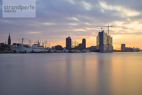 Deutschland  Hamburg  Blick auf das Nordufer der Elbe bei Sonnenaufgang mit Elbphilharmonie