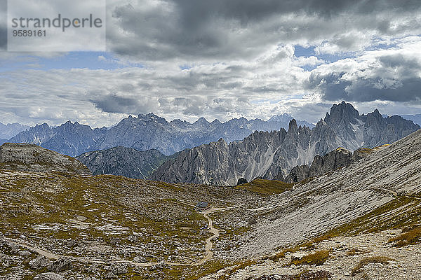 Italien  Venetien  Dolomiten  Berglandschaft in der Region Tre Cime di Lavaredo