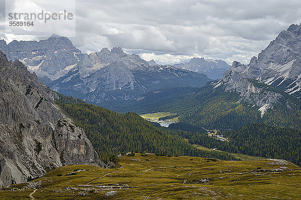 Italien  Venetien  Dolomiten  Berglandschaft in der Region Tre Cime di Lavaredo