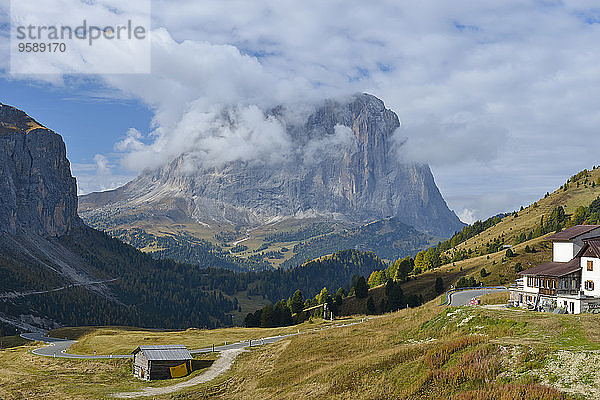 Italien  Südtirol  Dolomiten  Grödenpass mit Langkofel am Vormittag