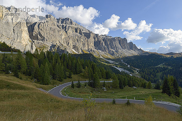 Italien  Südtirol  Dolomiten  Grödenpass mit Langkofel am Vormittag