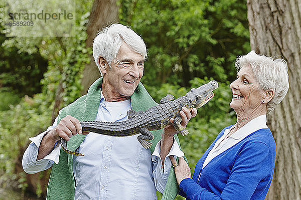 Deutschland  Hessen  Frankfurt  Seniorenpaar genießt Natur im Park