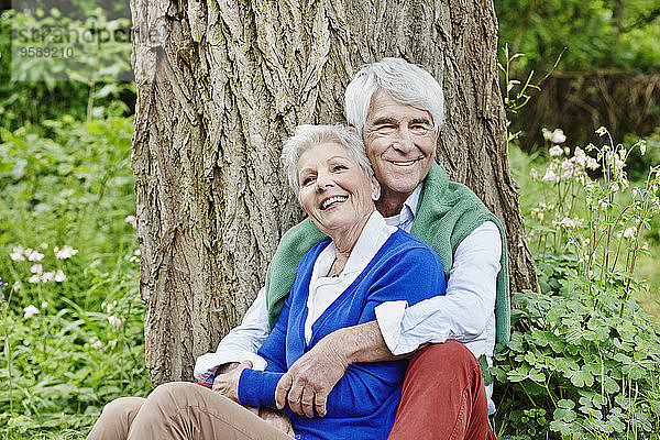 Deutschland  Hessen  Frankfurt  Seniorenpaar genießt Natur im Park