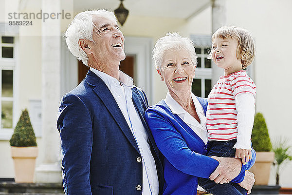 Deutschland  Hessen  Frankfurt  Seniorenpaar mit Enkelin am Arm