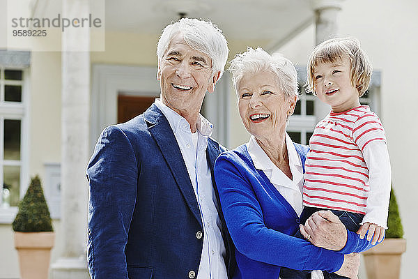 Deutschland  Hessen  Frankfurt  Seniorenpaar mit Enkelin am Arm