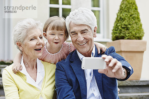 Deutschland  Hessen  Frankfurt  Seniorenpaar mit Enkelin