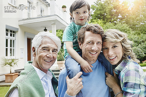 Deutschland  Heese  Frankfurt  Junge Familie mit Großvater vor der Villa