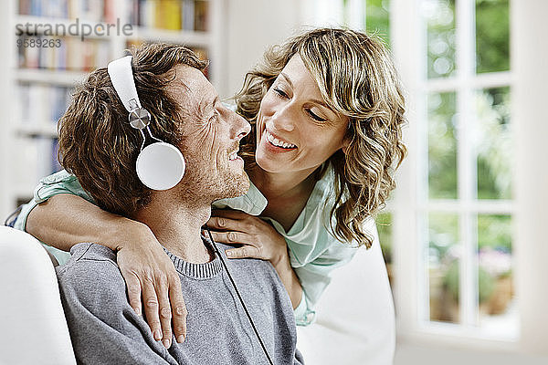 Deutschland  Hessen  Frankfurt  Erwachsenenpaar zu Hause beim Musik hören
