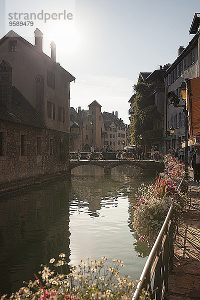 Frankreich  Savoyen  Annecy  Historisches Stadtzentrum  Fluss Thiou und Brücke