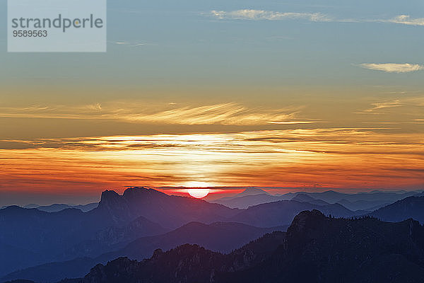 Österreich  Oberösterreich  Salzkammergut  Blick vom Alberfeldkogel im Höllengebirge bei Sonnenuntergang