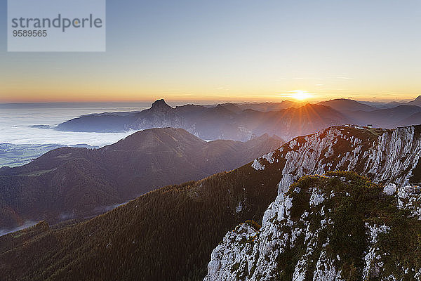 Österreich  Oberösterreich  Salzkammergut  Blick vom Alberfeldkogel im Höllengebirge bei Sonnenuntergang