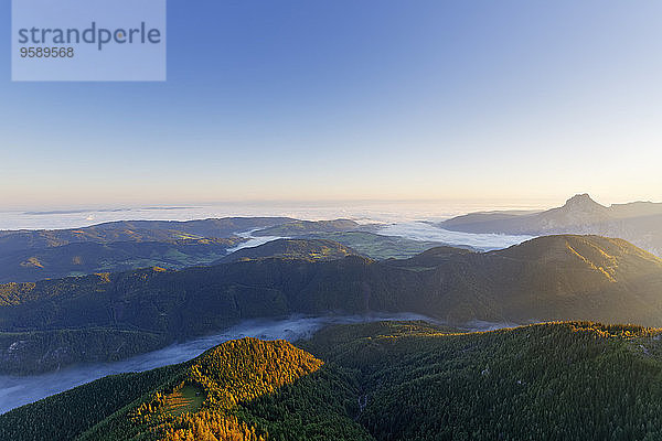 Österreich  Oberösterreich  Salzkammergut  Blick vom Alberfeldkogel im Morgenlicht