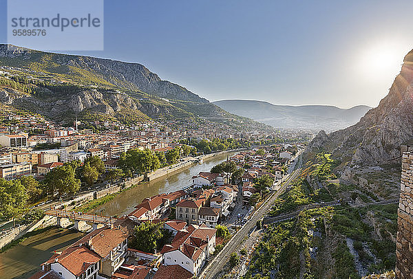 Türkei  Schwarzmeerregion  Amasya  Stadtbild mit Fluss Yesilirmak