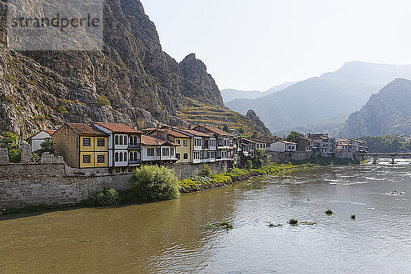 Türkei  Schwarzmeerregion  Amasya  Osmanische Häuser am Fluss Yesilirmak