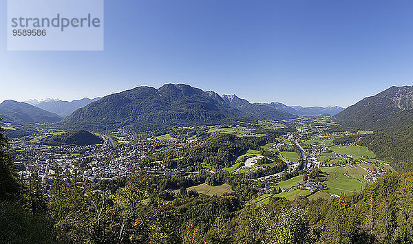 Österreich  Oberösterreich  Salzkammergut  Blick nach Bad Ischl  Katrinberg in der Mitte und Ischlfluss rechts