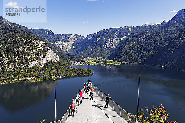 Österreich  Salzkammergut  Hallstatt  Aussichtsplattform Welterbeblick am Hallstätter See