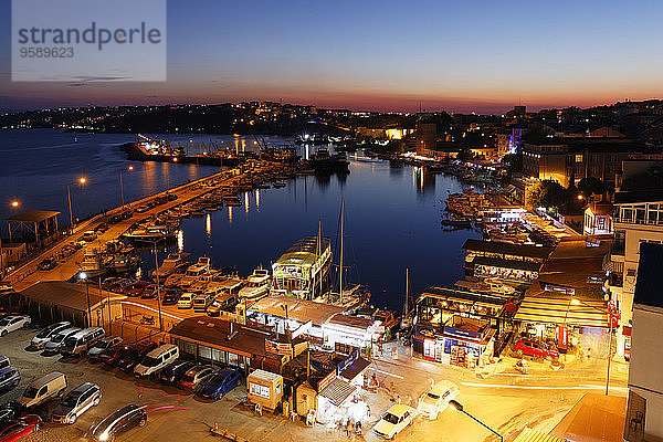Türkei  Schwarzmeerregion  Provinz Sinop  Sinop  Blick zum Fischereihafen im Abendlicht