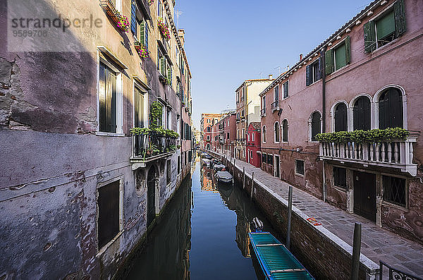 Italien  Veneto  Venedig  Bezirk Cannaregio  Häuserzeile am Kanal