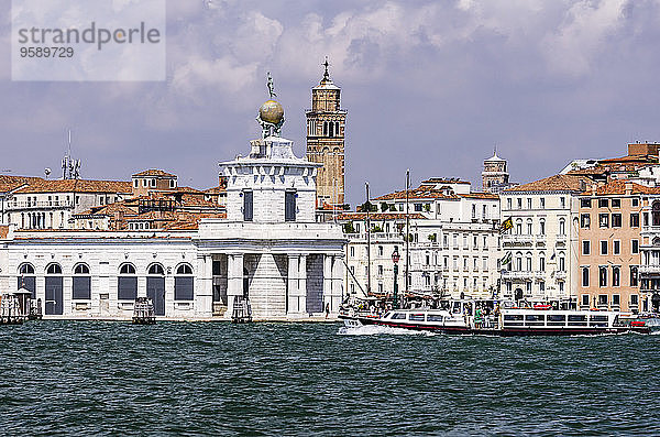 Italien  Veneto  Venedig  Giudecca  Kanal mit Ausflugsboot