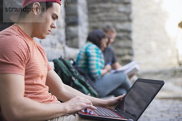 Männlicher Schüler mit Laptop
