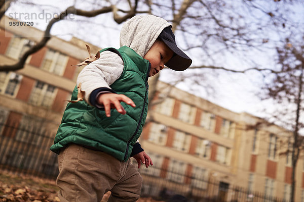 Junge spielt im Park  Brooklyn  New York  USA