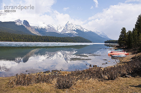 Kanada  Alberta  Rocky Mountains  Maligne Lake  Ruderboote am Seeufer