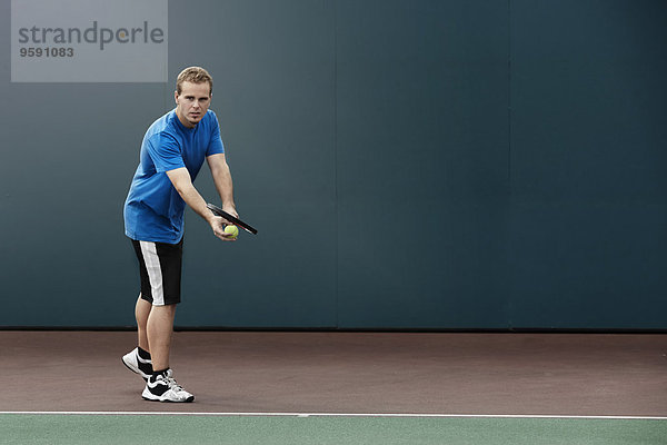 Tennisspieler vor dem Aufschlag auf dem Tennisplatz