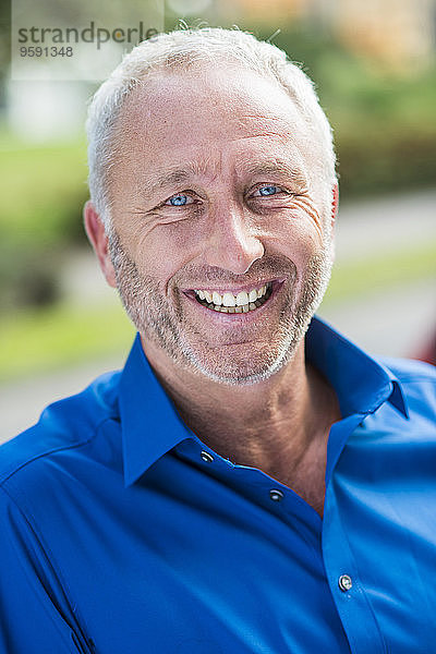 Porträt eines lächelnden Geschäftsmannes im Freien