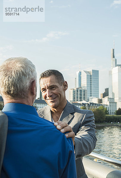 Deutschland  Frankfurt  zwei Geschäftsleute auf der Brücke