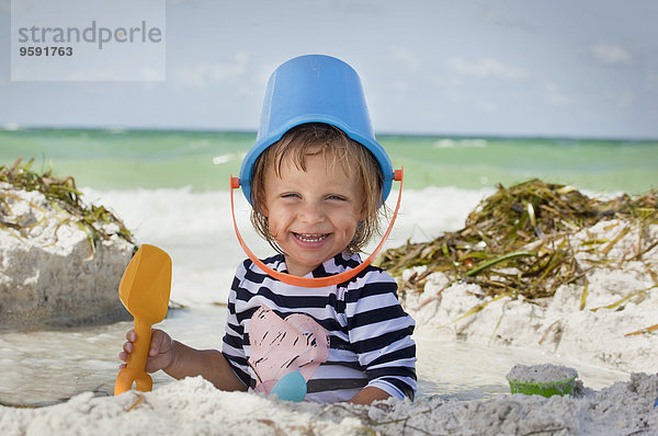 Mädchen mit Eimer über Kopf am Strand  Anna Maria Island  Florida  USA