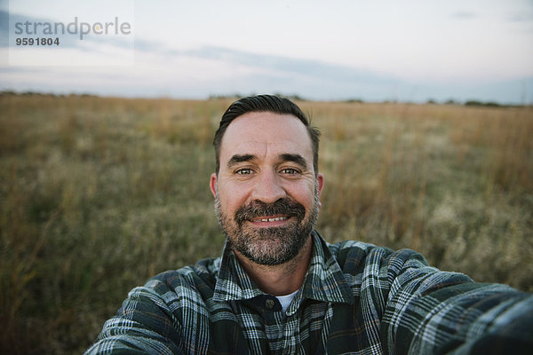 Selbstporträt eines lächelnden Bauern im Feld  Plattsburg  Missouri  USA