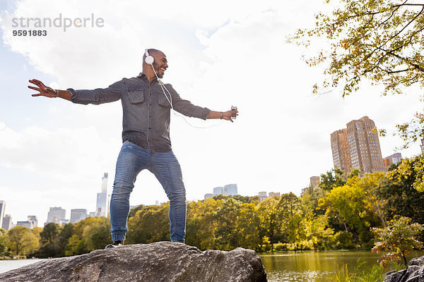 Mann mit Kopfhörern beim Tanzen  Central Park  New York  USA