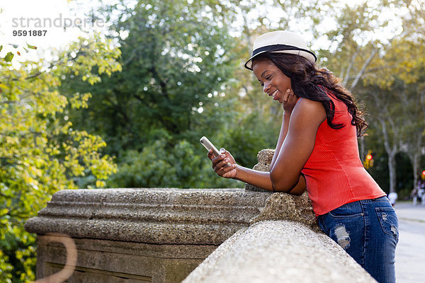 Junge Frau mit Smartphone  Central Park  New York  USA