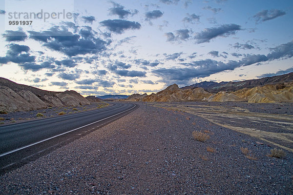 Straßenansicht des Highway 190 bei Tagesanbruch  Death Valley National Park  Kalifornien  USA