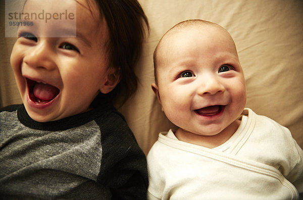 Draufsicht auf männliches Kleinkind und kleinen Bruder lachend