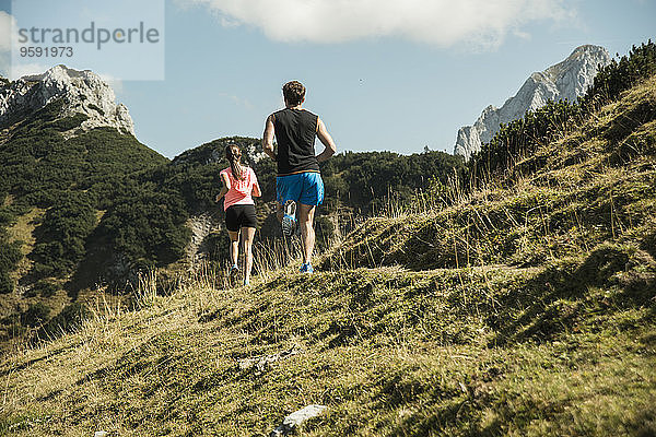 Österreich  Tirol  Tannheimer Tal  junges Paar beim Joggen in den Bergen