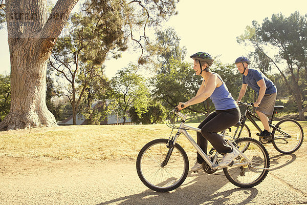 Reife Paare beim Radfahren im Park