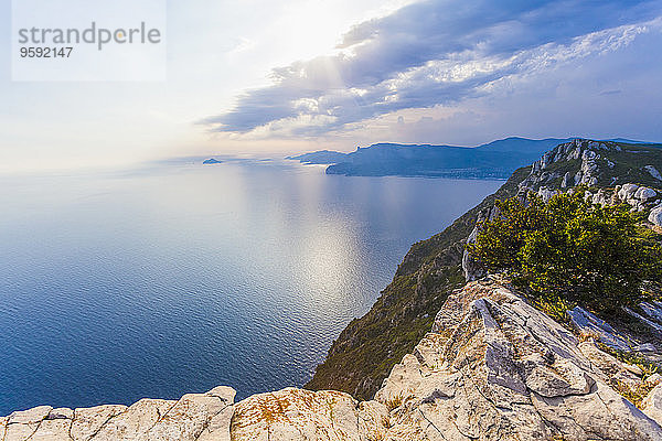 Frankreich  Provence-Alpes-Cote d'Azur  Provence  Mittelmeerküste  bei La Clotat und Cassis  Corniche des Cretes  Klippenlinie gegen die Sonne