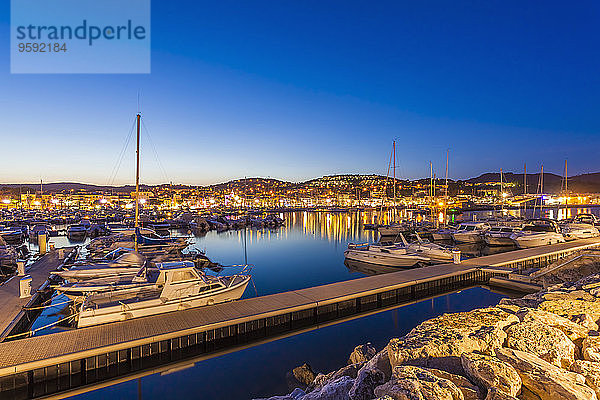 Frankreich  Provence-Alpes-Cote d'Azur  Abteilung Var  Bandol  Marina am Abend