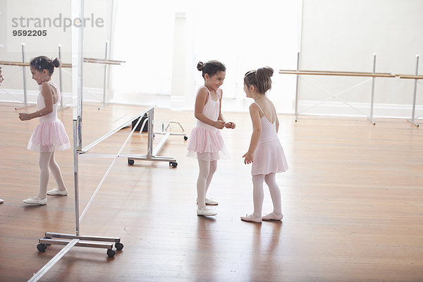 Zwei Kinderballerinas im Gespräch in der Ballettschule