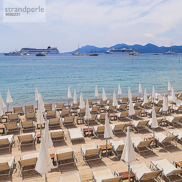 Frankreich  Cote d'Azur  Cannes  Sonnenliegen und Sonnenschirme am Strand