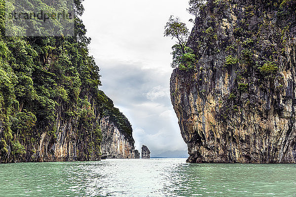 Thailand  Koh Phanak  Blick auf steile Felsen an der Phang Nga Bucht