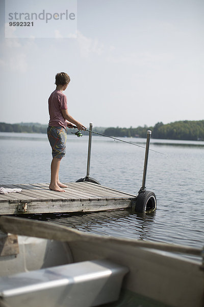 Teenager-Junge beim Angeln am Pier  Lake Superior  Gwinn  Michigan  USA