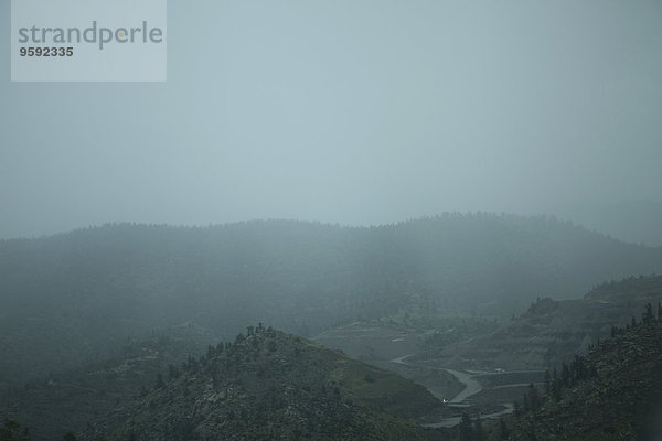 Erhöhte Landschaft im Nebel  South Dakota  USA