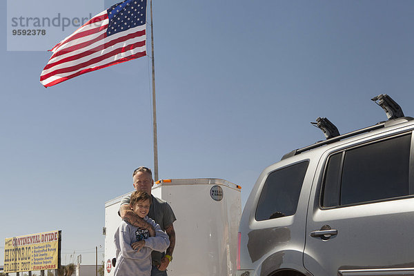 Vater umarmt Teenager-Sohn  Continental Divide  Lordsburg  New Mexico  USA