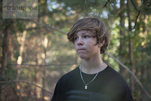 Porträt eines Teenagers im Wald  Wichita Mountains National Wildlife Refuge  Indiahoma  Oklahoma  USA