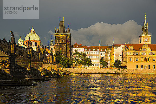 Tschechien  Prag  Karlsbrücke  Altstadtbrückenturm und Bedrich Smetana Museum am Abend